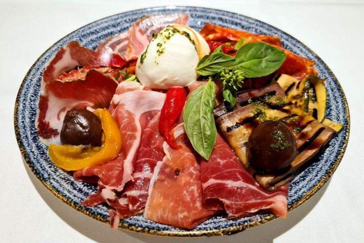 Plateau de charcuterie, légume et mozzarella Paris